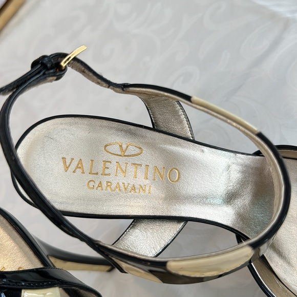 Valentino Garavani Black & Yellow Patent Leather Sandal. EU 39.5. - Picture 3 of 11